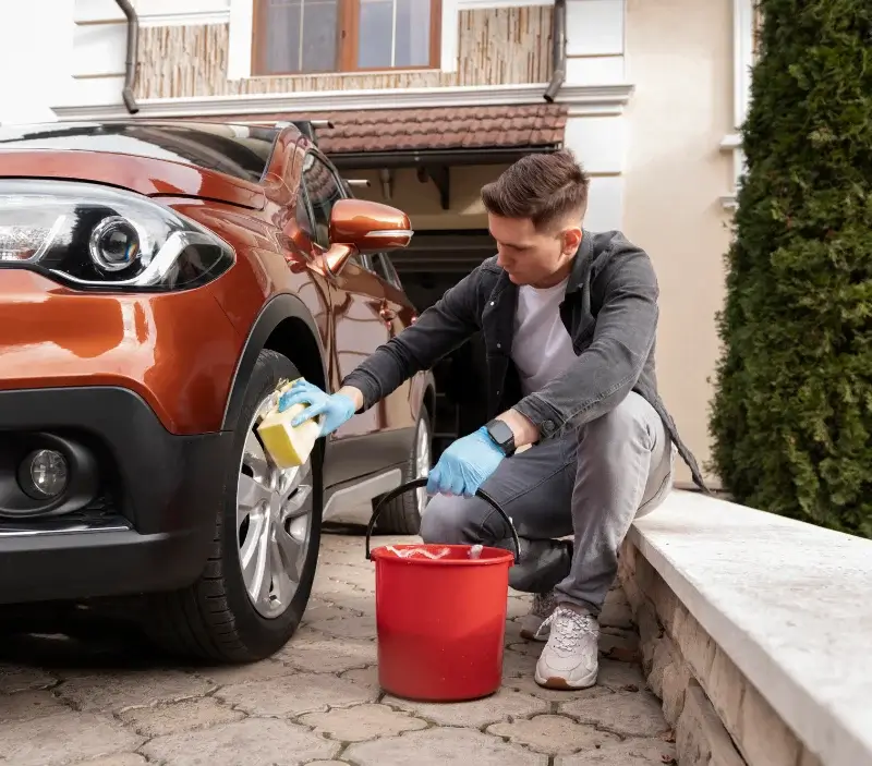 Lavage auto à domicile Sceaux-sur-Huisne : professionnel intervenant sur un véhicule